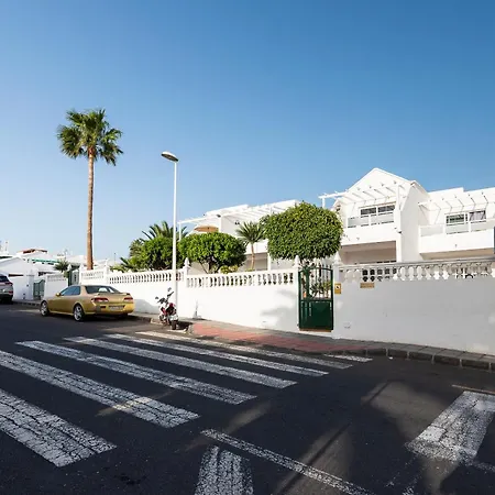 Lava Nomad Puerto del Carmen (Lanzarote)